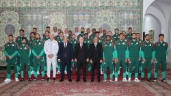 Le président de la République reçoit l'Equipe nationale de football Tebboune_EN