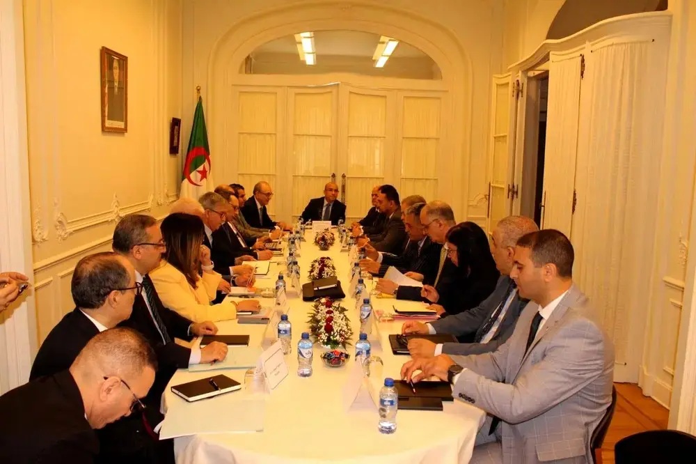 Chaib préside une réunion de travail et de coordination avec les chefs des postes consulaires de la région de l’Europe du Nord